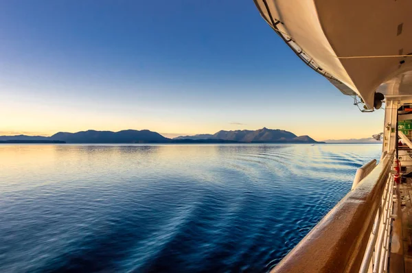 Beautiful morning light and water ripples from ships wake, Alaska, USA. — Stock Photo, Image