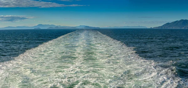 Sonniges panorama turbulenter schiffe erwachen durch stephens passage, alaska, usa — Stockfoto