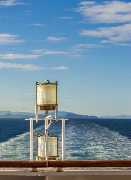 Zonovergoten glas en metalen sternlight van schip. Stephens Passage, Alaska, Verenigde Staten. — Stockfoto