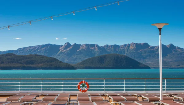 Empty cruise ship lounge chairs and life ring, Lido Deck. Alaska, USA. — Stock Photo, Image