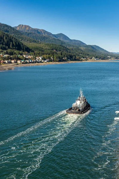 Local tugboat heading North, Gastineau Channel, Juneau, Alaska, USA. — Stock Photo, Image