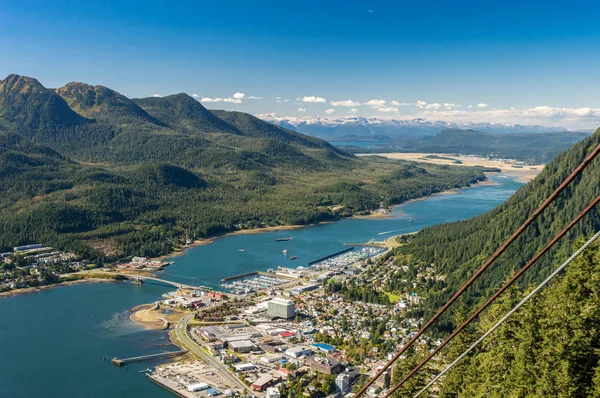 Ciudad de Juneau y puerto de cruceros desde el tranvía Mount Roberts. Juneau, Alaska, Estados Unidos — Foto de Stock