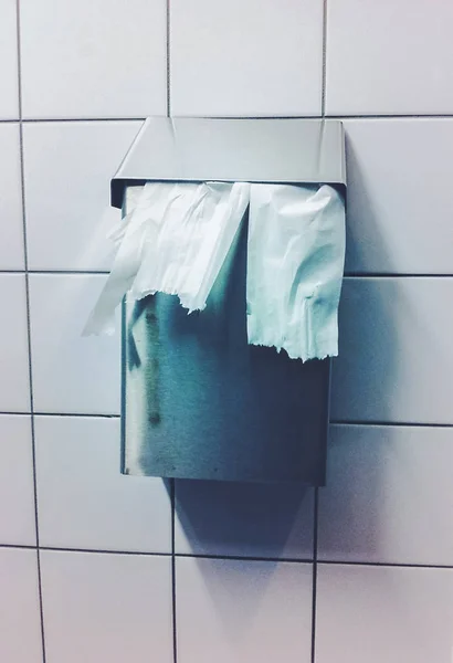 Tecido higiénico pendurado num recipiente fechado para resíduos metálicos . — Fotografia de Stock