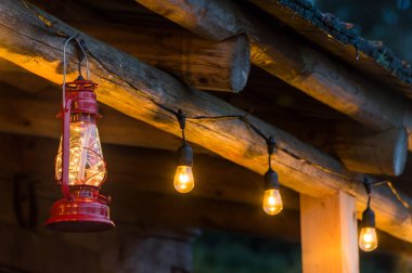 Kırmızı metal fırtına fener rustik günlük kabin asılı.