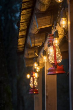 Kırmızı metal fırtına fener rustik günlük kabin asılı.