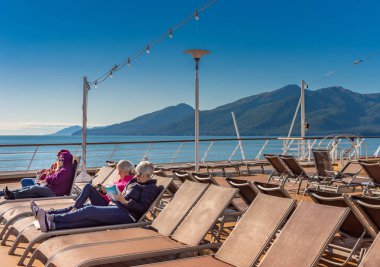 14 Eylül 2018 - Inside Passage, Alaska: açık havada okuma kruvaziyer yolcu.