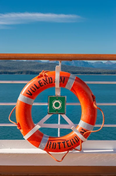 14 de setembro de 2018 - Inside Passage, Alaska: Orange lifering on cruise ship . — Fotografia de Stock