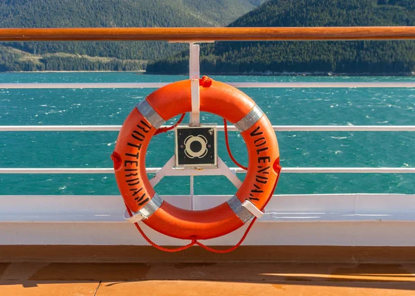 Сентябрь 14, 2018 - Inside Passage, Аляска: Orange lifering on cruise ship . — стоковое фото