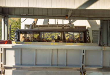 14 Eylül 2018 - Juneau, Ak: Turist gelmesi en üstünde Mt. Roberts tramvay üzerinde.