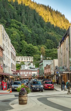 14 Eylül 2018 - Juneau, Alaska: Yoğun şehir merkezinde açık sokak trafik.