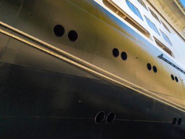 Çizgiler, kabinlerin ve windows yay demirli gemisi, Skagway, Alaska, ABD yakınındaki liman tarafında demirleme ip.