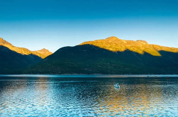 Piccola barca e alba lon calma mattina presto a Taiya Inlet, Skagway, Alaska . — Foto Stock