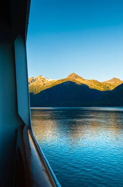 Mattina sole sulle montagne attraverso la finestra esterna sulla nave da crociera, Skagway, AK . — Foto Stock