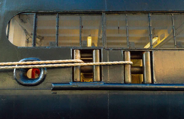 Мотузкові швартові лінії, казарми і чок біля корми на портовій стороні причального круїзного корабля . — стокове фото