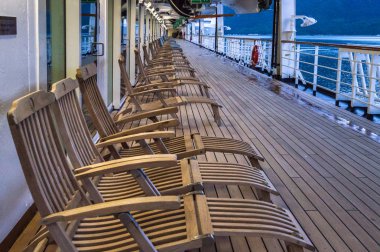 15 Eylül 2018 - Skagway, Ak: Cruise gemi ahşap güverte sandalyeleri, sabah erken satır.