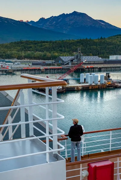 15. září 2018 - Skagway, Ak: Výletní loď cestující s výhledem na přístav z ukotvení lodi při východu slunce. — Stock fotografie