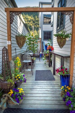 15 Eylül 2018 - Skagway, Ak: Broadway Sokağı renkli özel Bahçe.