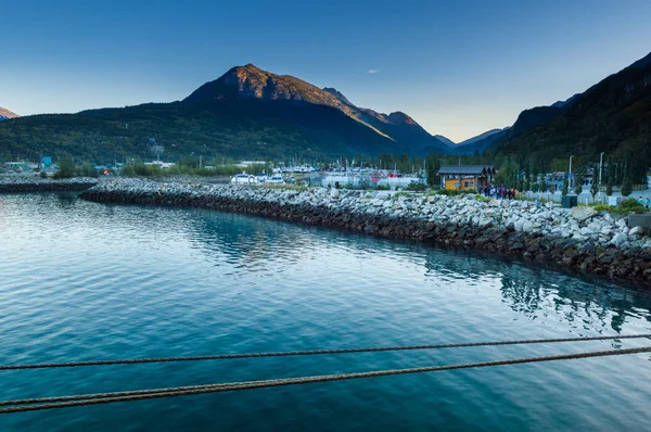 15 settembre 2018 - Skagway, AK: Piccolo porto di barche all'alba . — Foto Stock