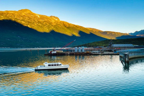 15 de setembro de 2018 Skagway, AK: Fjordlands Express balsa local que chega ao porto ao amanhecer . — Fotografia de Stock