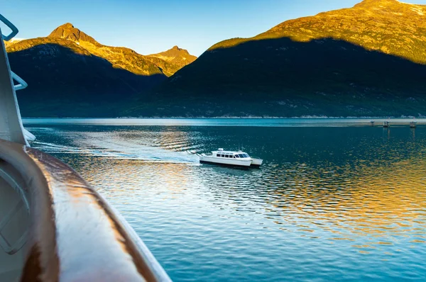 15 de setembro de 2018 Skagway, AK: Fjordlands Express balsa local que chega ao amanhecer, visto do navio de cruzeiro . — Fotografia de Stock