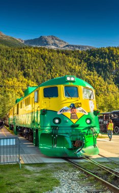 15 Eylül 2018 - Skagway, Ak: Motoru 96 of beyaz Pass demiryolu Broadway caddesi yaya geçidi durdu