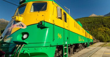 15 Eylül 2018 - Skagway, Ak: Tarihi Beyaz Pass demiryolu altyapısı 96 turistik gezi treni önü.