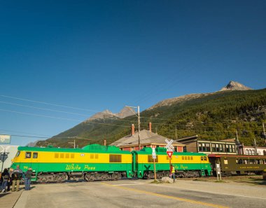 15 Eylül 2018 - Skagway, Ak: Broadway sokak kapısı, durdu Whitepass demiryolu tren.