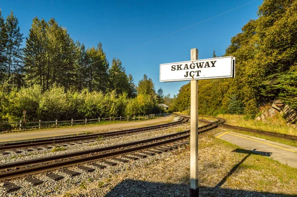 15 Eylül 2018 - Skagway, Ak: Skagway kavşak tabelasını beyaz Pass ve Yukon Route demiryolu hattı boyunca. — Stok fotoğraf