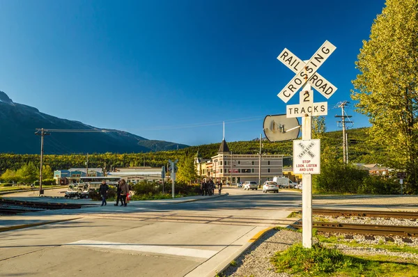 15 Eylül 2018 - Skagway, Ak: Dewey Creek Kongre yolda geçerken demiryolu parça. — Stok fotoğraf