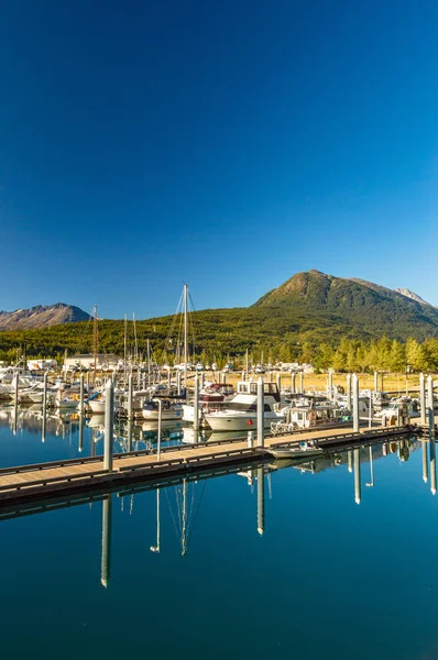 15 de septiembre de 2018 - Skagway, AK: Pequeño puerto de barcos en un día de cielo azul claro . —  Fotos de Stock