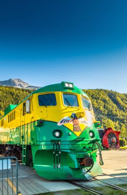 15 Eylül 2018 - Skagway, Ak: Motoru 96 of beyaz Pass demiryolu Broadway caddesi yaya geçidi durdu.