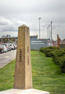 14 Nisan 2019 - Surrey, British Columbia: Kanada-Abd sınırında Internationl Sınır Anıtı işareti.