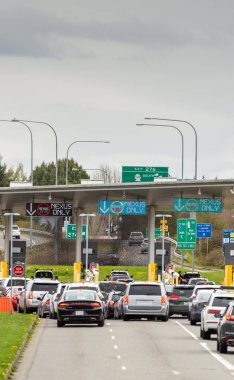 14 Nisan 2019 - Surrey, Kanada: Blaine, Wa yakınlarındaki Peace Arch sınır denetim istasyonunda bekleyen ABD'ye bağlı araçlar.