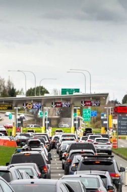 14 Nisan 2019 - Surrey, Kanada: Blaine, Wa yakınlarındaki Peace Arch sınır denetim istasyonunda bekleyen ABD'ye bağlı araçlar.