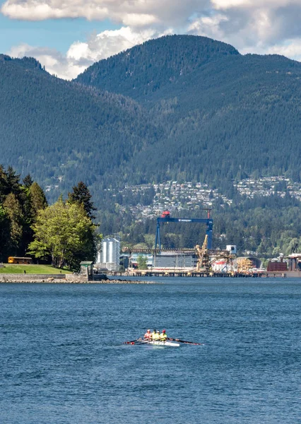 Vancouver, Columbia Británica, - 5 de mayo de 2019: grupo de remo scull brillantemente vestido en Coal Harbour . — Foto de Stock