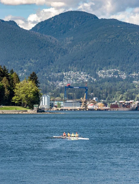 Vancouver, Columbia Británica, - 5 de mayo de 2019: grupo de remo scull brillantemente vestido en Coal Harbour . — Foto de Stock