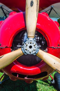 Delta, British Columbia - 7 Mayıs 2019: Delta Heritage Airpark'ta kırmızı Murphy Renegade çift kanatlı uçağın pervanesi ve burnu.