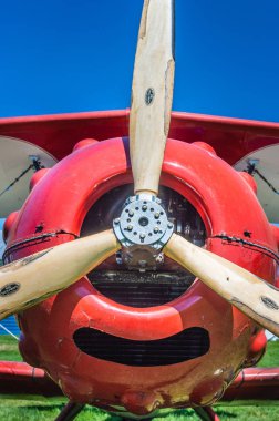 Delta, British Columbia - 7 Mayıs 2019: Delta Heritage Airpark'ta kırmızı Murphy Renegade çift kanatlı uçağın pervanesi ve burnu.