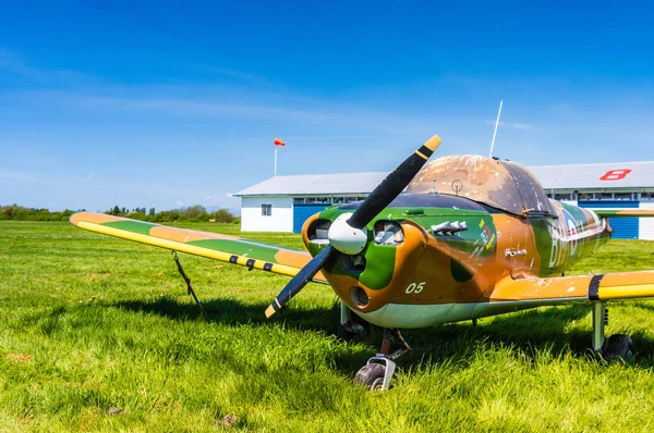 Дельта, Британская Колумбия - 7 мая 2019 года: одномоторный винтовой самолет с кафляжной краской хранится в Delta Heritage Airpark . — стоковое фото