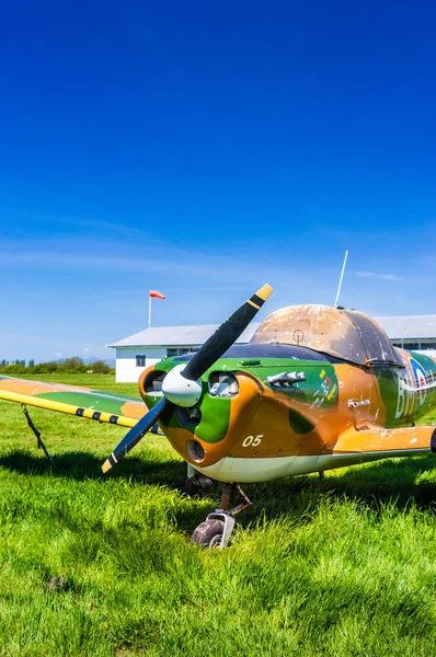 Дельта, Британская Колумбия - 7 мая 2019 года: одномоторный винтовой самолет с кафляжной краской хранится в Delta Heritage Airpark . — стоковое фото