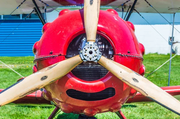 Delta, Colúmbia Britânica - 7 de maio de 2019: hélice e nariz do biplano Murphy Renegade vermelho no Delta Heritage Airpark . — Fotografia de Stock