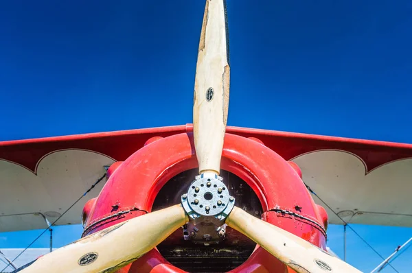 Delta, British Columbia - 7 maggio 2019: elica e naso di Murphy Renegade biplano rosso al Delta Heritage Airpark . — Foto Stock