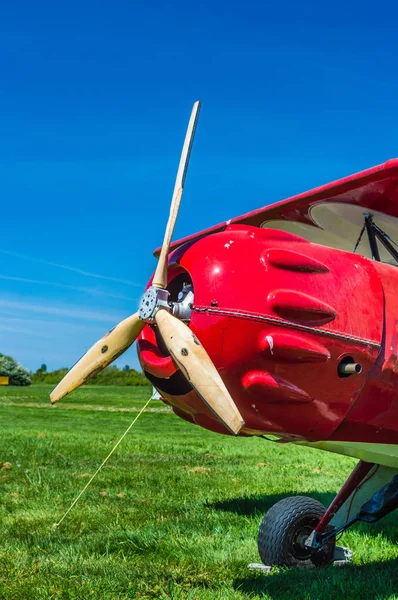 Delta, Colúmbia Britânica - 7 de maio de 2019: hélice e nariz do biplano Murphy Renegade vermelho no Delta Heritage Airpark . — Fotografia de Stock