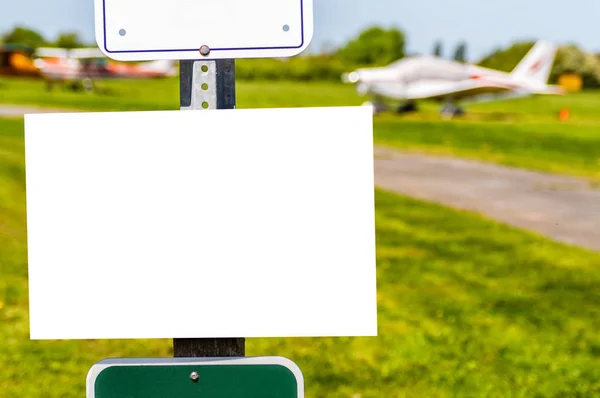 Bianco segno bianco per copia appeso sulla posta a piccolo campo aereo . — Foto Stock