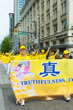 12 Mayıs 2019 - Vancouver, Kanada: Falun Dafa üyeleri Anneler Günü 2019'da şehir merkezindeki sokaklarda geçit töreni düzenledi.
