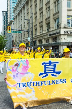 12 Mayıs 2019 - Vancouver, Kanada: Falun Dafa üyeleri Anneler Günü 2019'da şehir merkezindeki sokaklarda geçit töreni düzenledi.