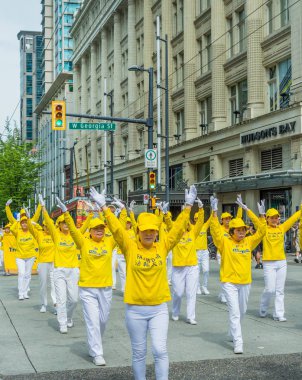 12 Mayıs 2019 - Vancouver, Kanada: Falun Dafa üyeleri Anneler Günü 2019'da şehir merkezindeki sokaklarda geçit töreni düzenledi.