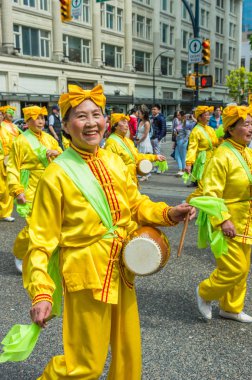 12 Mayıs 2019 - Vancouver, Kanada: Falun Dafa üyeleri Anneler Günü 2019'da şehir merkezindeki sokaklarda geçit töreni düzenledi.