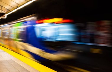 Metro treni çıkış istasyonu platformuhareket bulanıklığı ile renkli soyut.