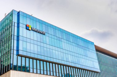 12 Mayıs 2019 - Vancouver, Kanada: Howe Street'in üzerindeki Pacific Cente Mall'Un Batı tarafında Microsoft Corporation'ın logosu.